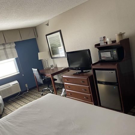 Baymont By Wyndham Galesburg Hotel Bagian luar foto