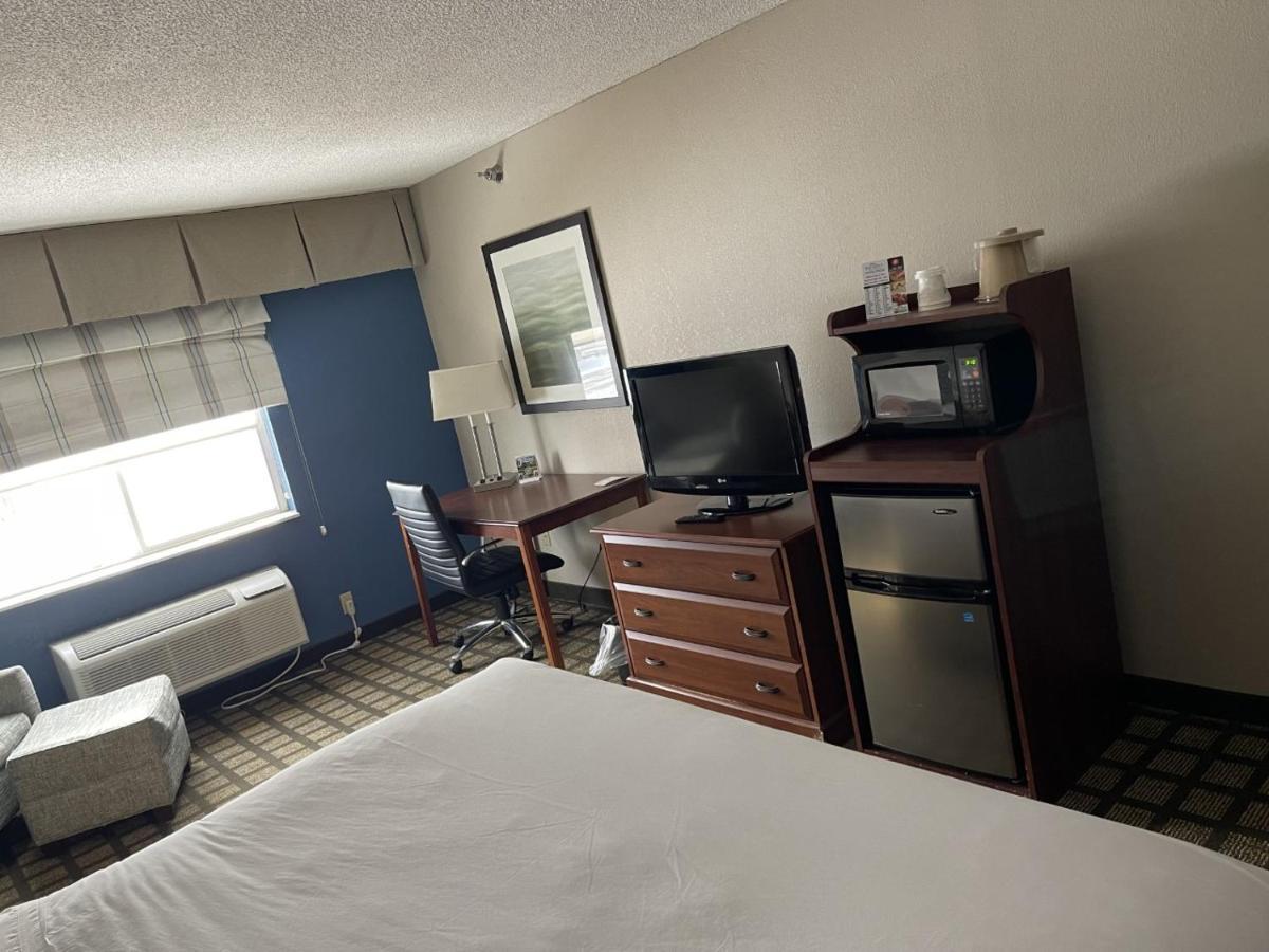 Baymont By Wyndham Galesburg Hotel Bagian luar foto