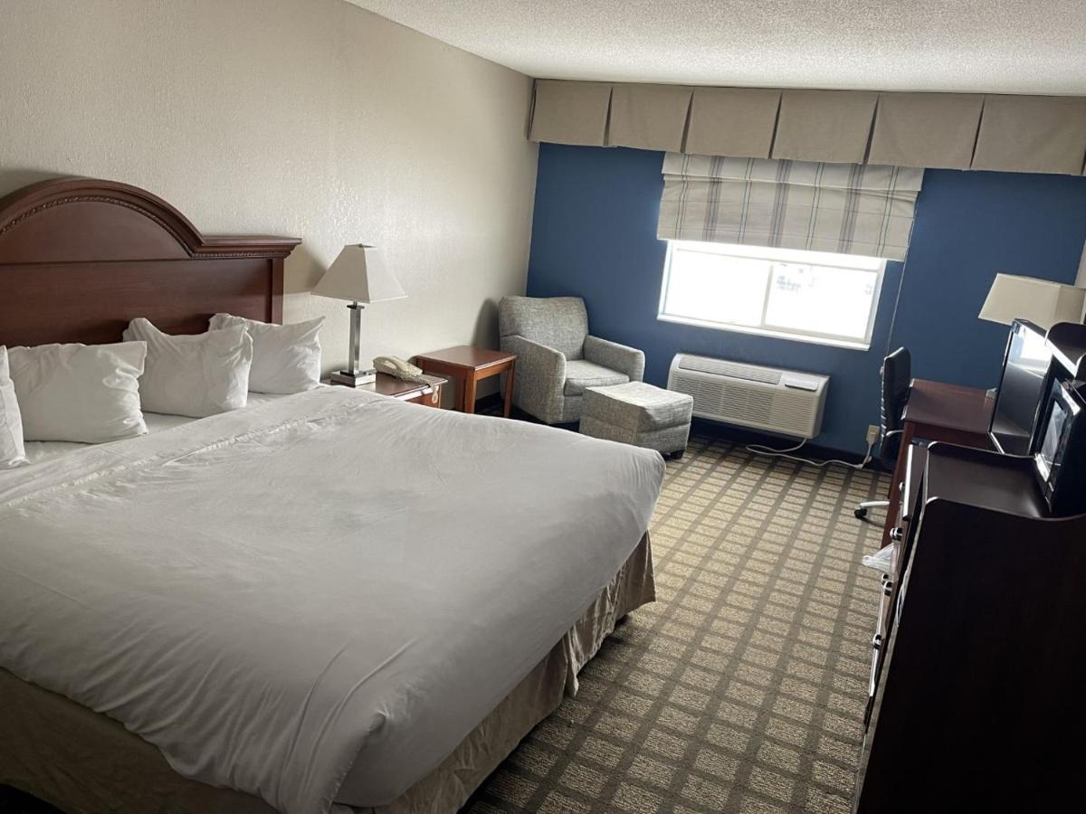 Baymont By Wyndham Galesburg Hotel Bagian luar foto