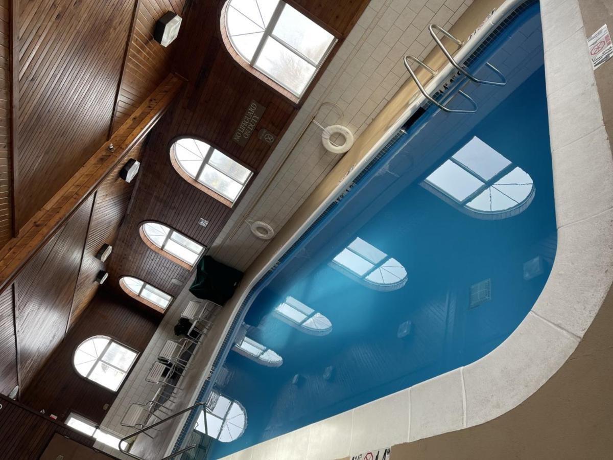 Baymont By Wyndham Galesburg Hotel Bagian luar foto