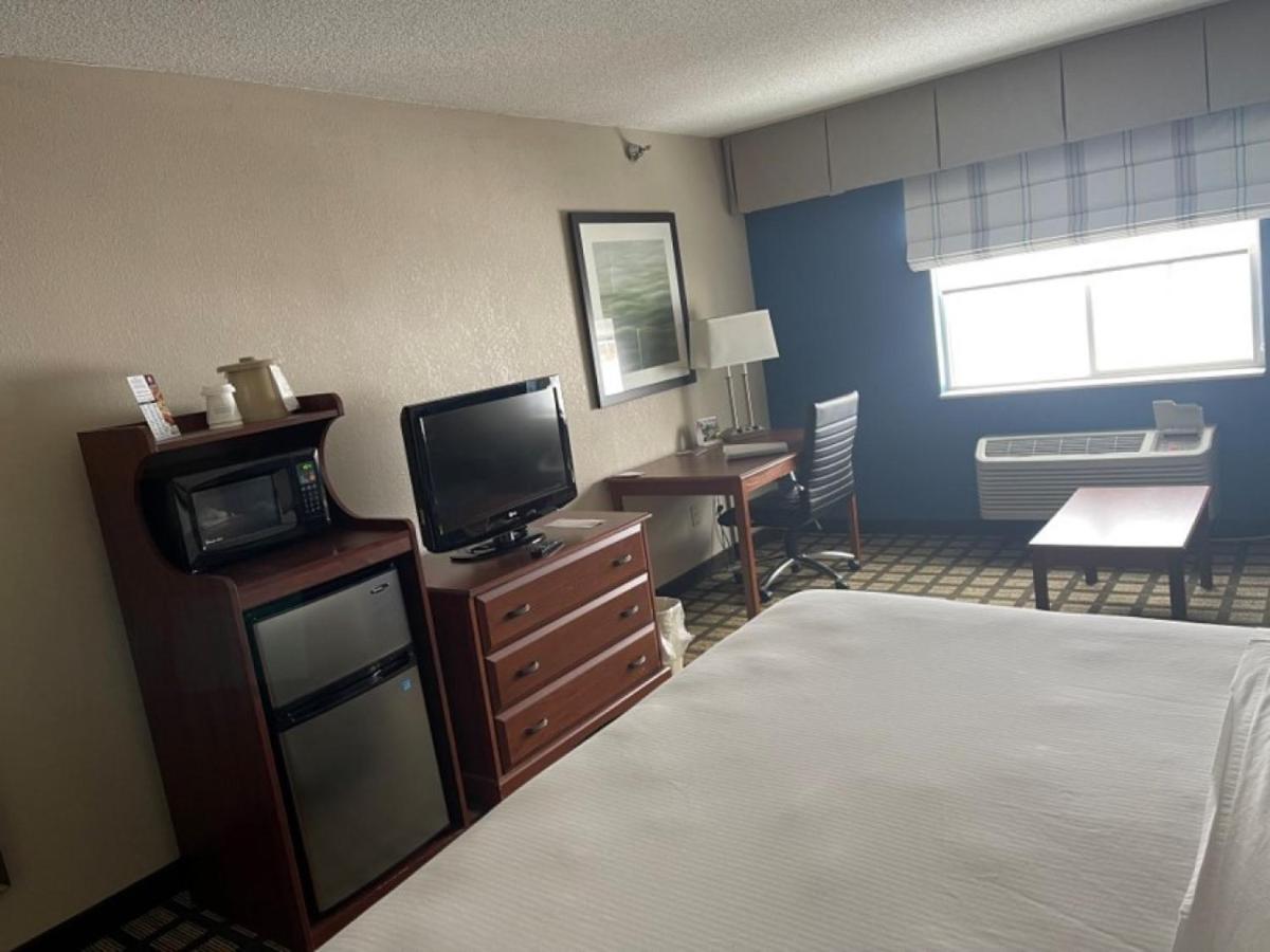 Baymont By Wyndham Galesburg Hotel Bagian luar foto