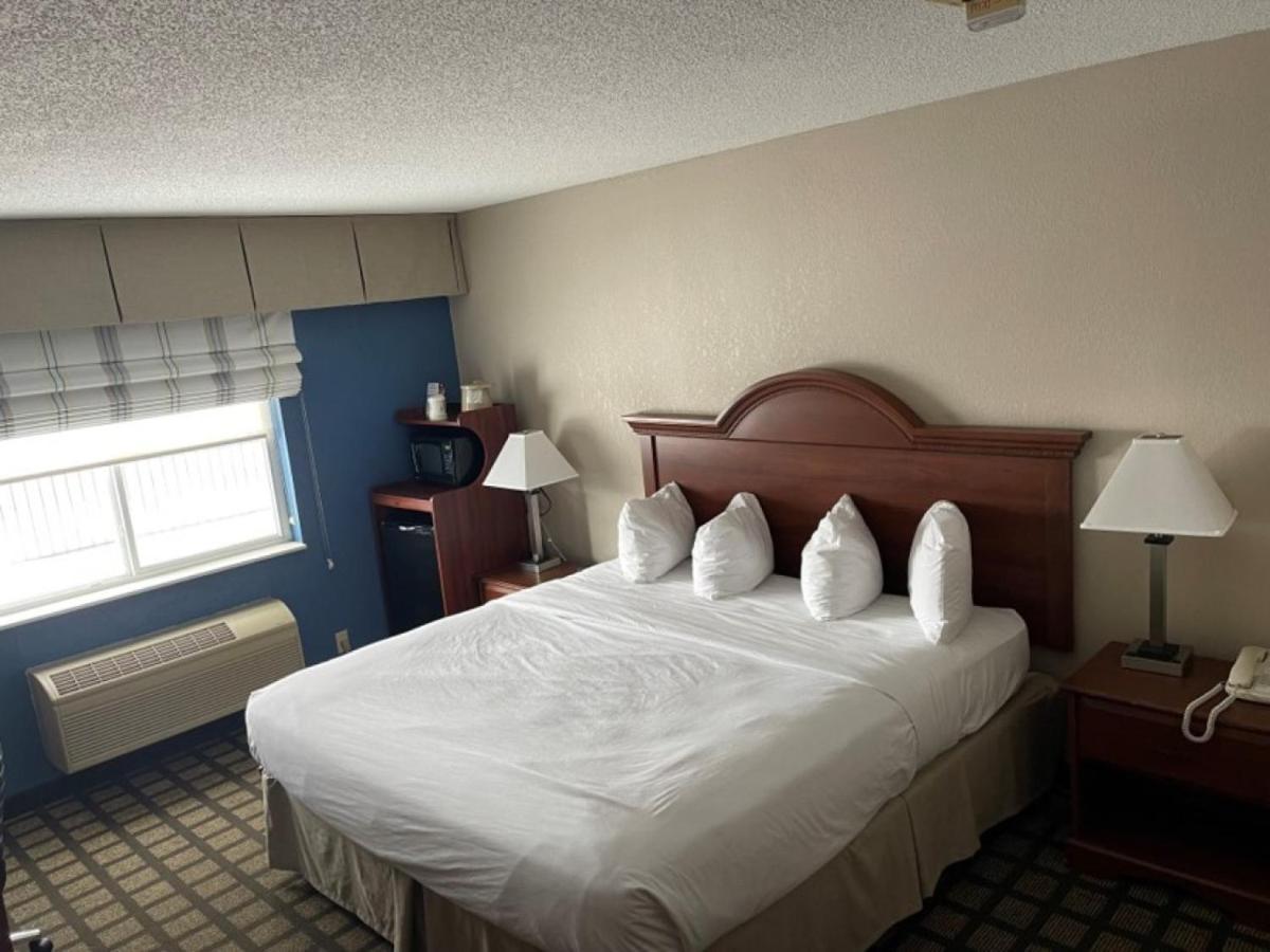 Baymont By Wyndham Galesburg Hotel Bagian luar foto