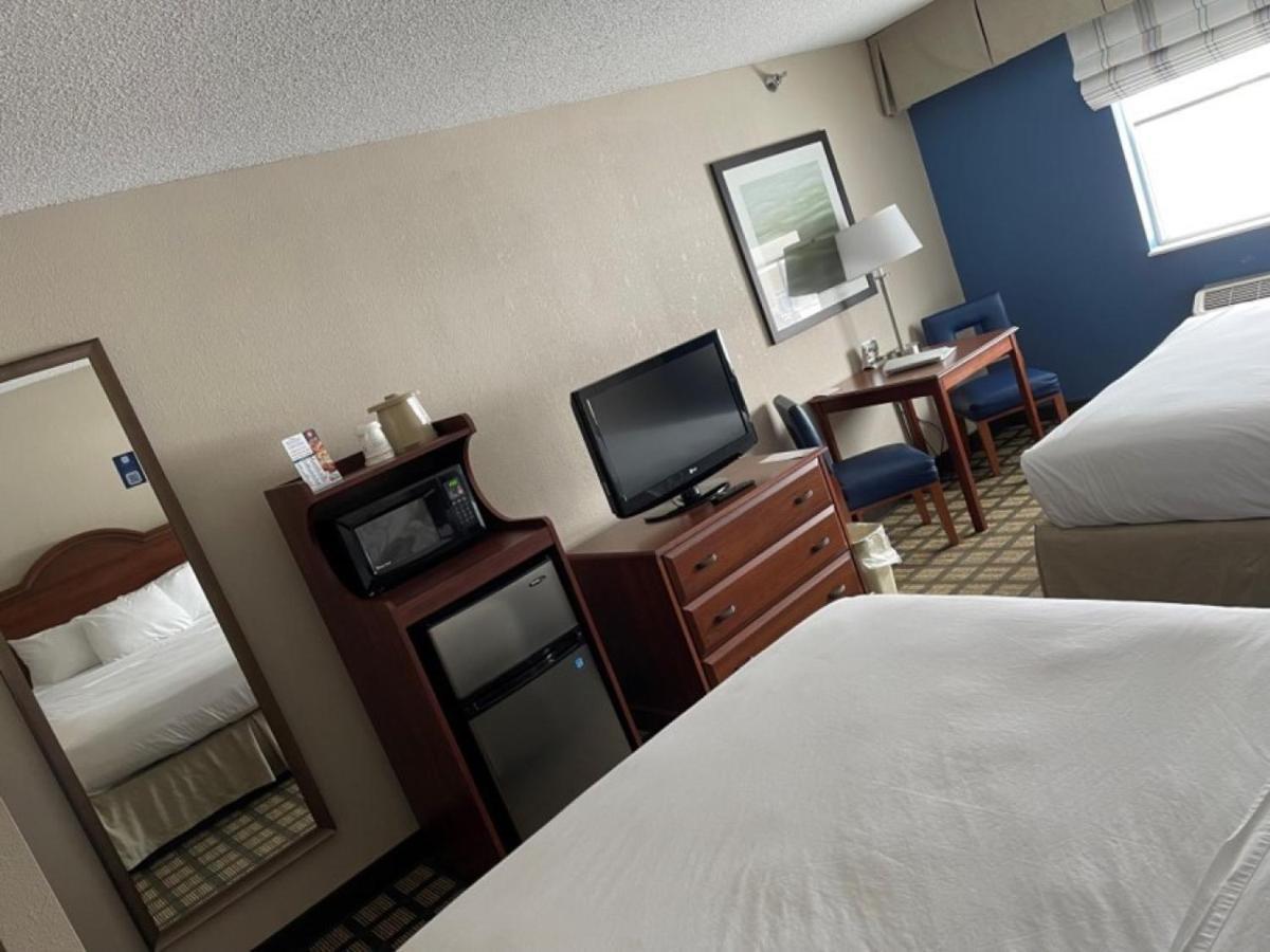 Baymont By Wyndham Galesburg Hotel Bagian luar foto