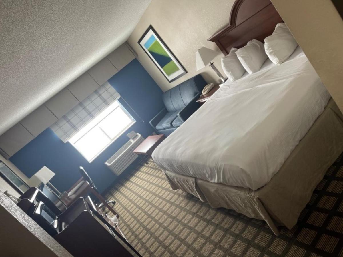 Baymont By Wyndham Galesburg Hotel Bagian luar foto