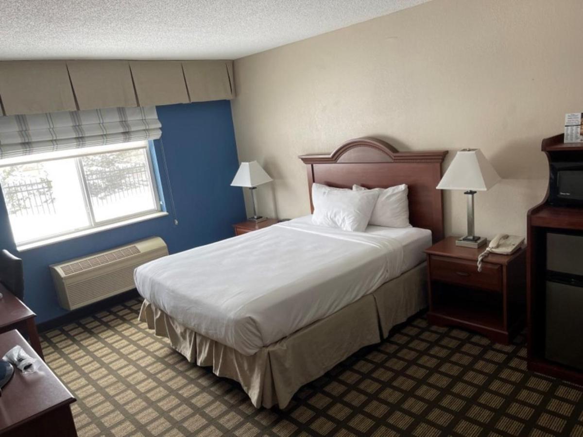 Baymont By Wyndham Galesburg Hotel Bagian luar foto