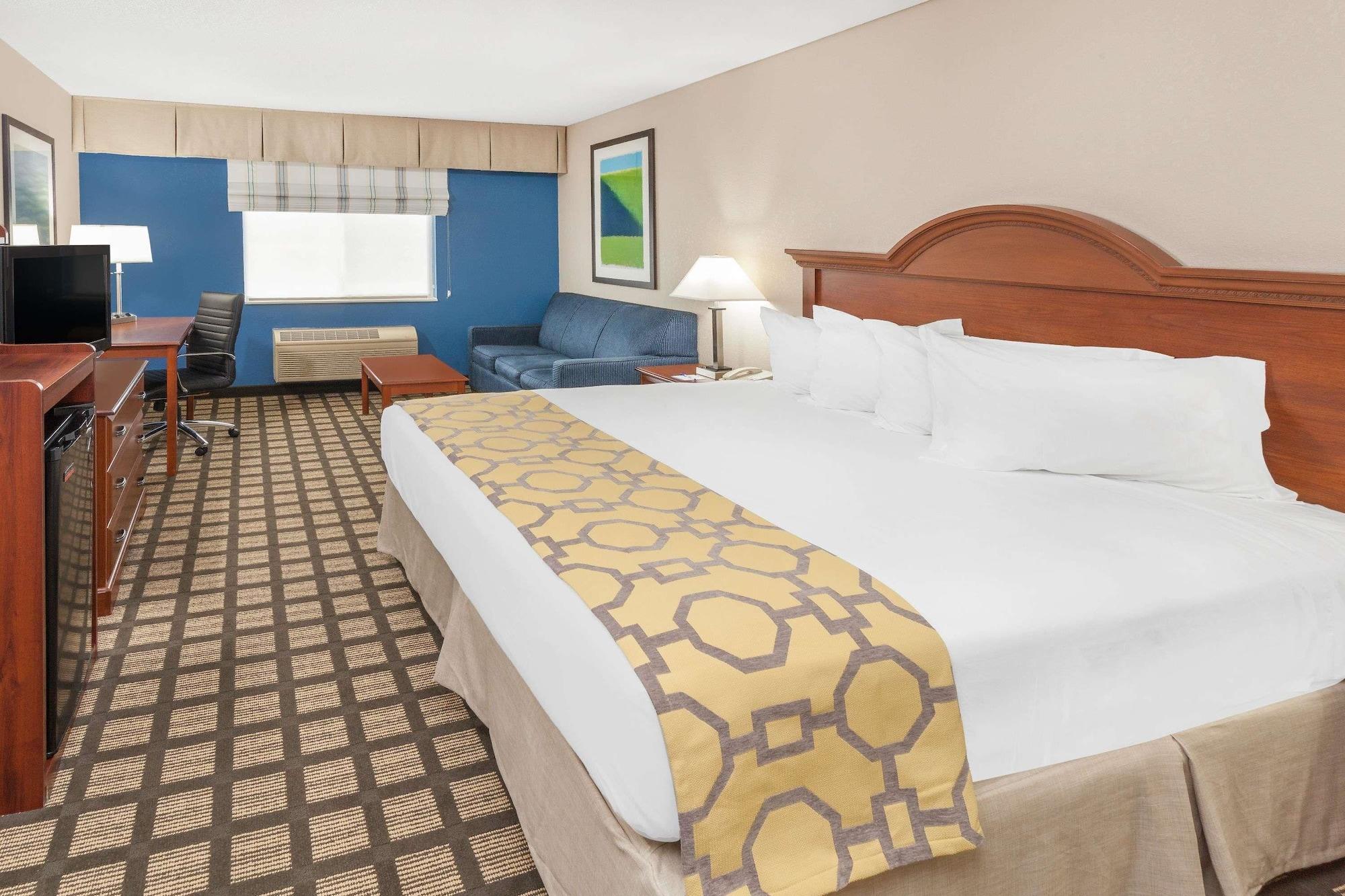 Baymont By Wyndham Galesburg Hotel Bagian luar foto