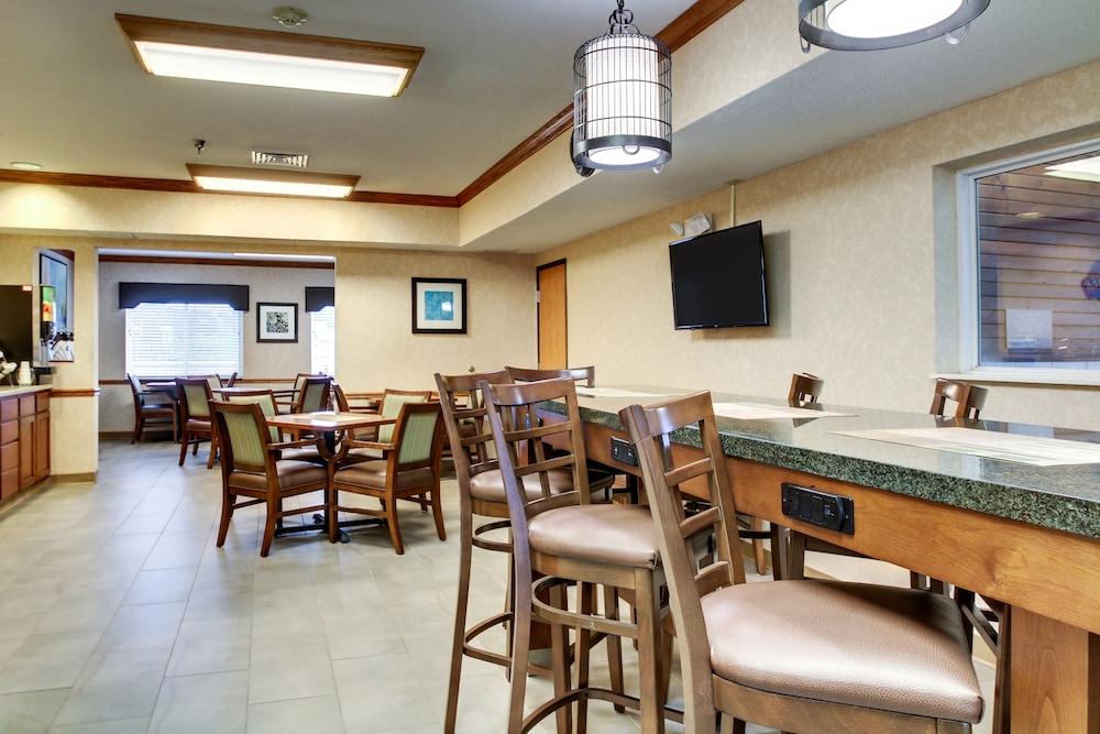 Baymont By Wyndham Galesburg Hotel Bagian luar foto