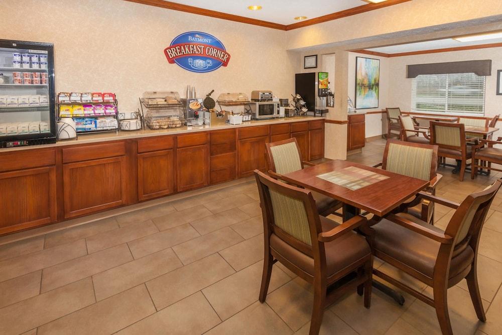 Baymont By Wyndham Galesburg Hotel Bagian luar foto