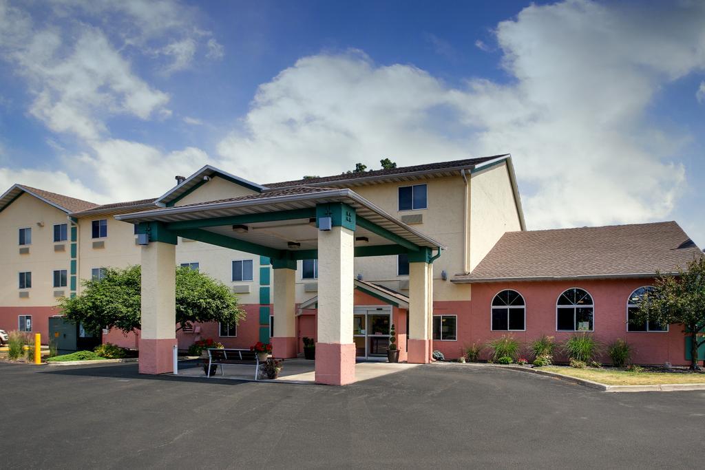Baymont By Wyndham Galesburg Hotel Bagian luar foto