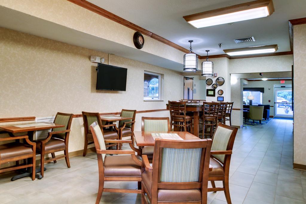Baymont By Wyndham Galesburg Hotel Bagian luar foto