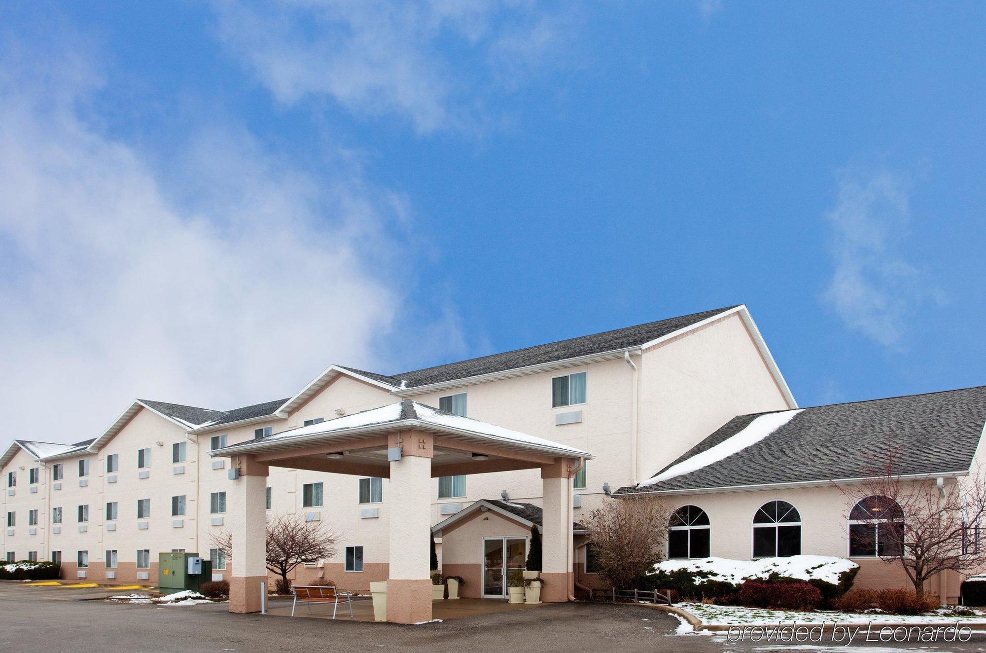 Baymont By Wyndham Galesburg Hotel Bagian luar foto
