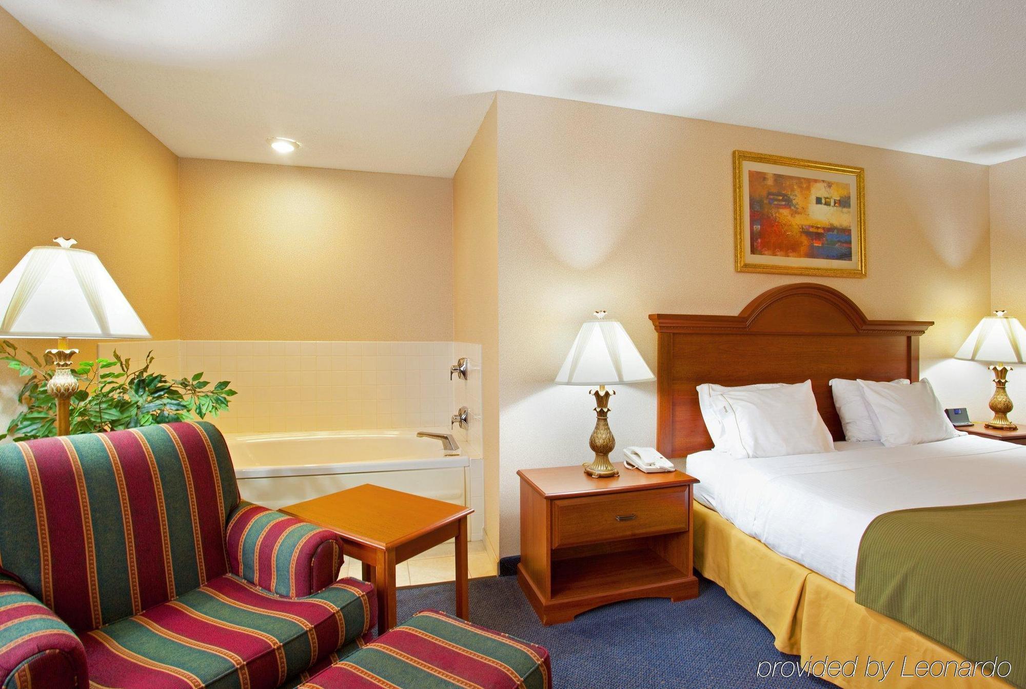 Baymont By Wyndham Galesburg Hotel Bagian luar foto