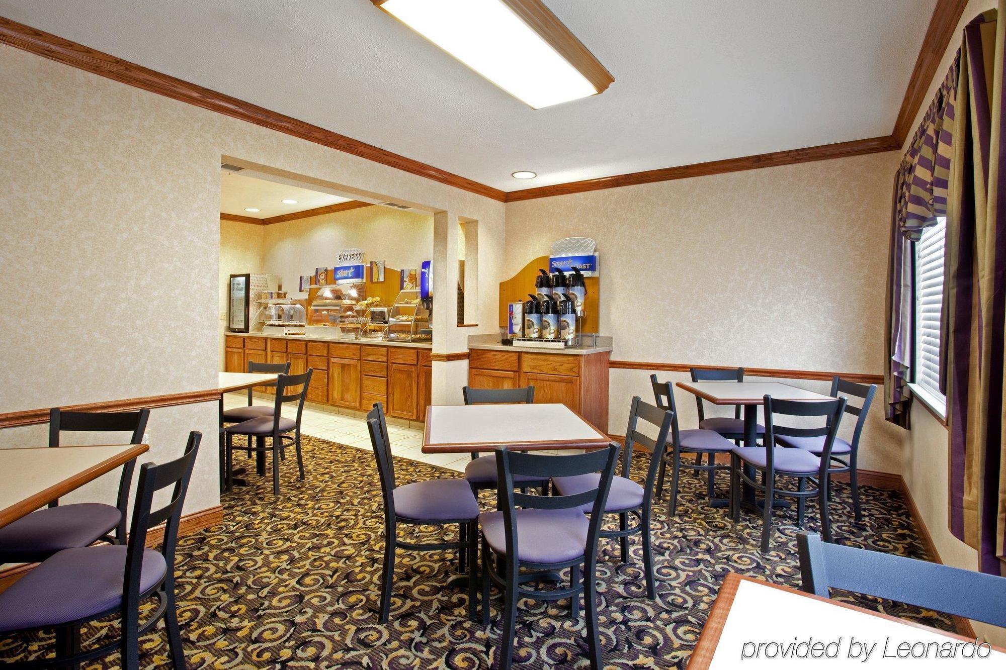 Baymont By Wyndham Galesburg Hotel Bagian luar foto