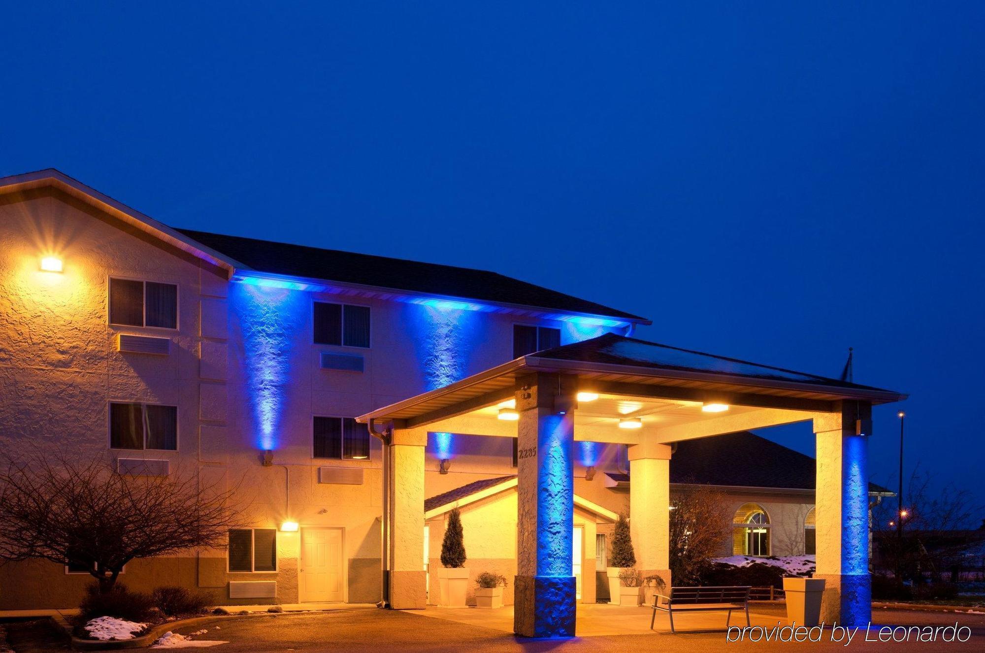 Baymont By Wyndham Galesburg Hotel Bagian luar foto