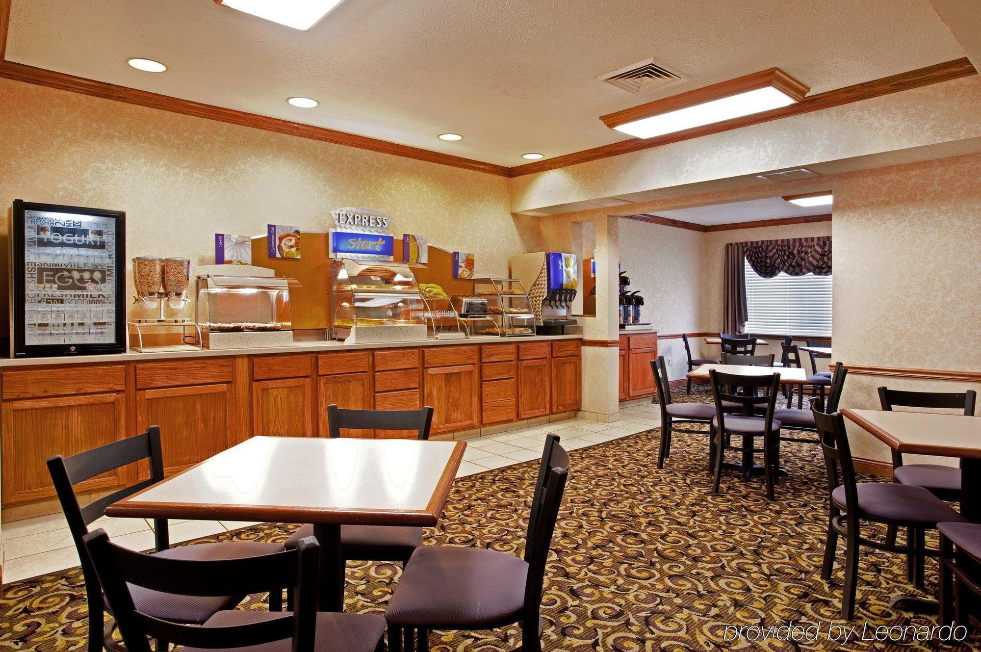 Baymont By Wyndham Galesburg Hotel Bagian luar foto