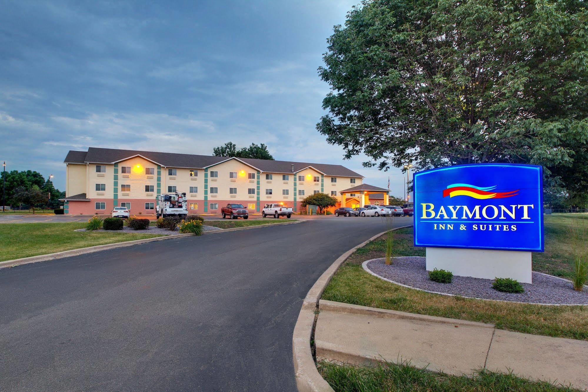 Baymont By Wyndham Galesburg Hotel Bagian luar foto