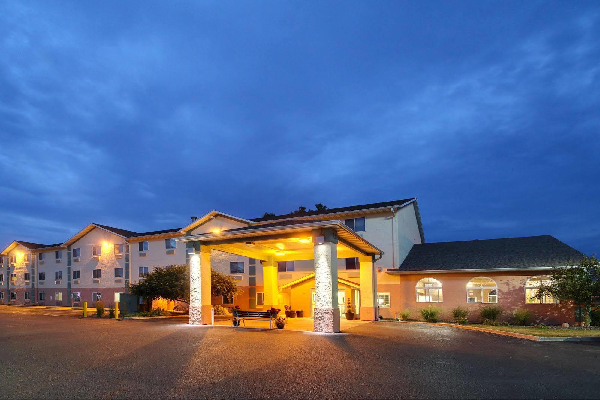 Baymont By Wyndham Galesburg Hotel Bagian luar foto