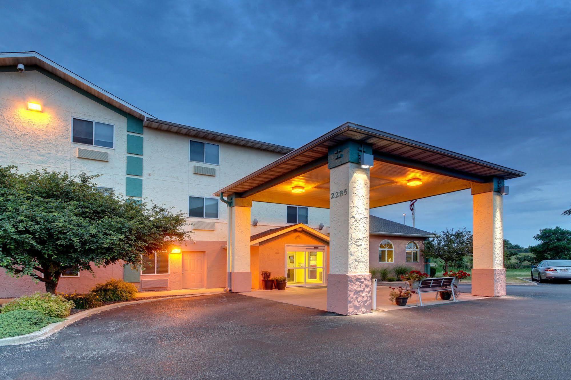 Baymont By Wyndham Galesburg Hotel Bagian luar foto