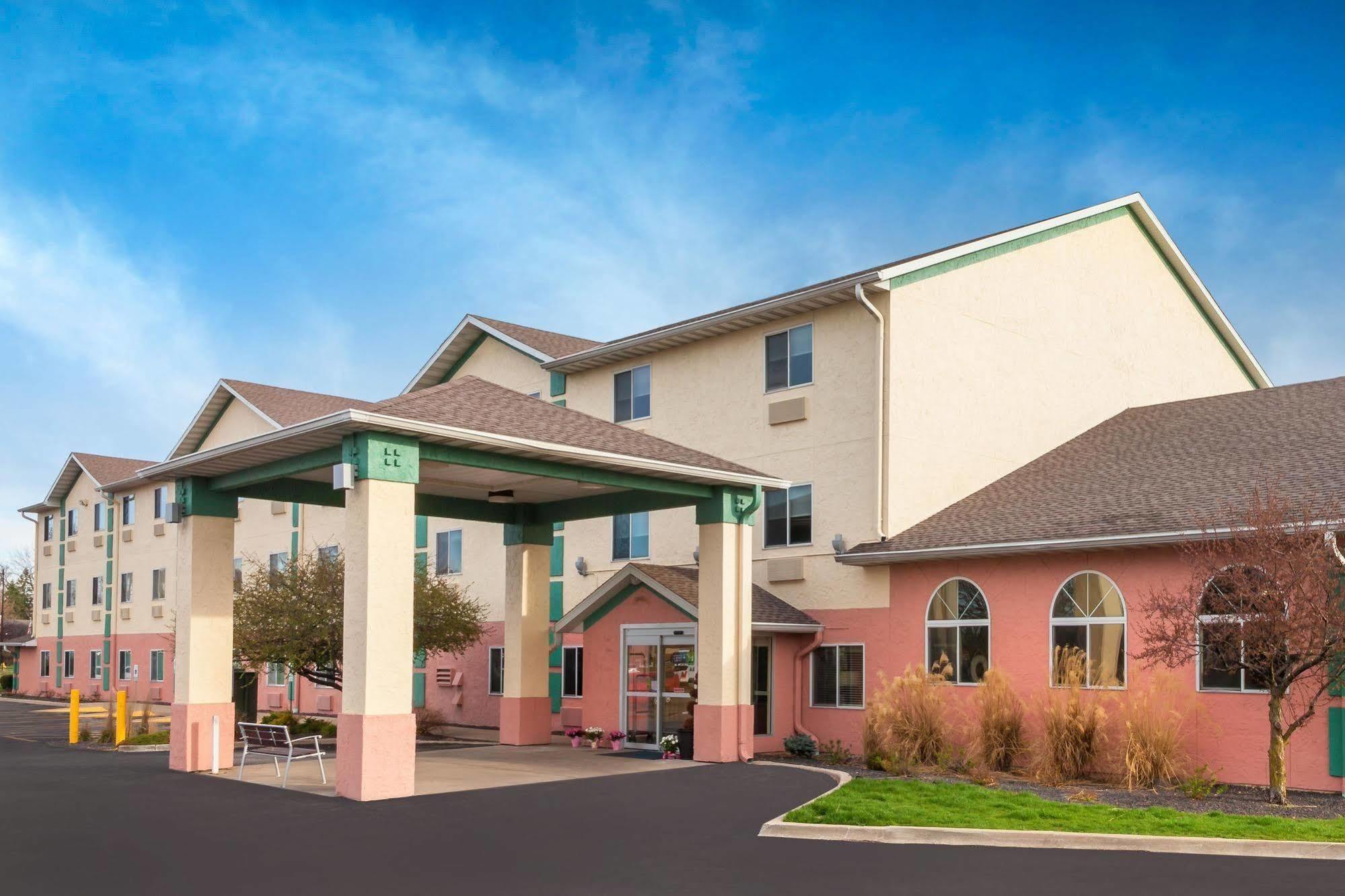 Baymont By Wyndham Galesburg Hotel Bagian luar foto