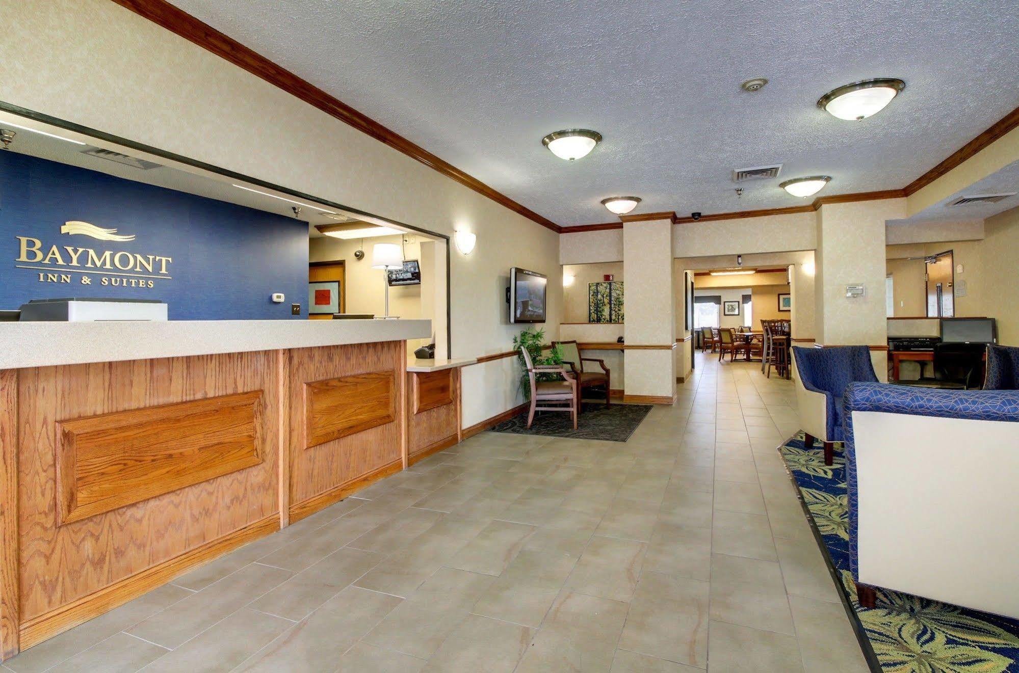 Baymont By Wyndham Galesburg Hotel Bagian luar foto